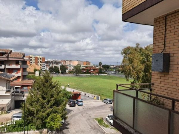 Appartamento di ampia metratura in posizione ben servita.